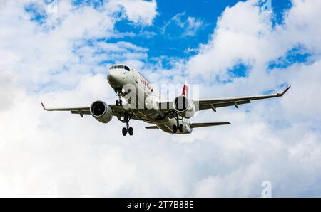 Swiss International Airlines ein Airbus A220-300 von Swiss International Airlines befindet sich im Landeanflug auf der Piste 28 des Flughafens Zürich. Registrierung HB-JCU. Zürich, Schweiz, 02.10.2022 *** Swiss International Airlines ein Airbus A220 300 der Swiss International Airlines nähert sich der Start- und Landebahn 28 am Flughafen Zürich Registrierung HB JCU Zürich, Schweiz, 02 10 2022 Credit: Imago/Alamy Live News Stockfoto