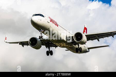 Swiss International Airlines ein Airbus A321-271NX von Swiss International Airlines befindet sich im Landeanflug auf den Flughafen Zürich. Der Airbus A321neo trägt die Registrierung HB-JPB. Es ist eines der neusten Flugzeuge in der Flotte der Lufthansa Tochtergesellschaft. Zürich, Schweiz, 02.10.2022 *** Swiss International Airlines ein Airbus A321 271NX von Swiss International Airlines nähert sich dem Flughafen Zürich an der Airbus A321neo trägt die Zulassung HB JPB es ist eines der neuesten Flugzeuge der Lufthansa-Tochter Zürich, Schweiz, 02 10 2022 Stockfoto