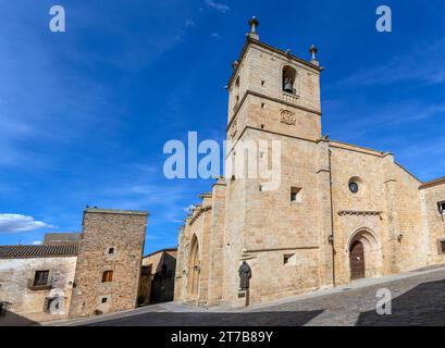 Europa, Spanien, Extremadura, Cáceres, die Ko-Kathedrale Santa Maria und die Casa de los Ovando auf der Plaza Sta María Stockfoto