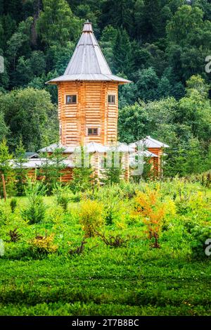 Holzturm auf dem Feld in der Nähe des Waldes. Stockfoto