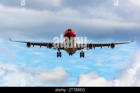 Edelweiss Air ein Airbus A340-313X von Edelweiss Air befindet sich im Landeanflug auf die Piste 28 des Flughafens Zürich. Registrierung HB-JMG. Zürich, Schweiz, 02.10.2022 *** Edelweiss Air an Edelweiss Air Airbus A340 313X nähert sich der Start- und Landebahn 28 am Flughafen Zürich Anmeldung HB JMG Zürich, Schweiz, 02 10 2022 Credit: Imago/Alamy Live News Stockfoto