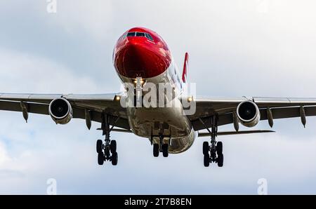 Edelweiss Air ein Airbus A340-313X von Edelweiss Air befindet sich im Landeanflug auf die Piste 28 des Flughafens Zürich. Registrierung HB-JMG. Zürich, Schweiz, 02.10.2022 *** Edelweiss Air an Edelweiss Air Airbus A340 313X nähert sich der Start- und Landebahn 28 am Flughafen Zürich Anmeldung HB JMG Zürich, Schweiz, 02 10 2022 Credit: Imago/Alamy Live News Stockfoto