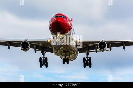 Edelweiss Air ein Airbus A340-313X von Edelweiss Air befindet sich im Landeanflug auf die Piste 28 des Flughafens Zürich. Registrierung HB-JMG. Zürich, Schweiz, 02.10.2022 *** Edelweiss Air an Edelweiss Air Airbus A340 313X nähert sich der Start- und Landebahn 28 am Flughafen Zürich Anmeldung HB JMG Zürich, Schweiz, 02 10 2022 Credit: Imago/Alamy Live News Stockfoto