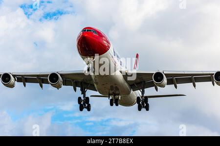 Edelweiss Air ein Airbus A340-313X von Edelweiss Air befindet sich im Landeanflug auf die Piste 28 des Flughafens Zürich. Registrierung HB-JMG. Zürich, Schweiz, 02.10.2022 *** Edelweiss Air an Edelweiss Air Airbus A340 313X nähert sich der Start- und Landebahn 28 am Flughafen Zürich Anmeldung HB JMG Zürich, Schweiz, 02 10 2022 Credit: Imago/Alamy Live News Stockfoto