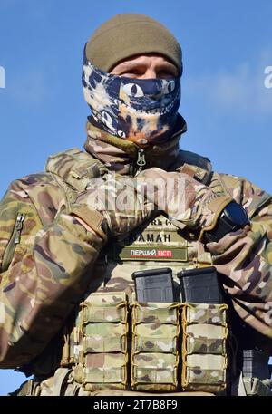 Zaporischzhia, Ukraine. November 2023. Ukrainischer Militärlehrer, der während der Meisterklasse für ukrainische Infanteristen gesehen wurde, um ihre Kampfkünste in Zaporischzhia zu verbessern. Die ukrainische Regierung sucht nach Wegen, um ihr Volk für den Militärdienst angenehmer zu machen. Das Ministerium für digitale Transformation hat ein Pilotprojekt zur intelligenten Mobilisierung entwickelt, das es den Ukrainern ermöglicht, selbst nach militärischen Rollen zu suchen. Nach Angaben des Verteidigungsministeriums wird die Ukraine einen auf Menschen ausgerichteten Ansatz anwenden, um ein effektives System für die Rekrutierung von professionellem und motiviertem Personal für die zu entwickeln Stockfoto