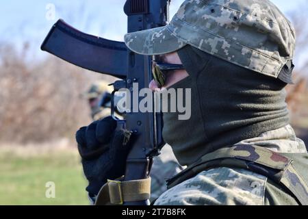 Zaporischzhia, Ukraine. November 2023. Der ukrainische Infanterist trainiert mit einem Militärlehrer, um die Kampfkünste in Zaporischzhia zu verbessern. Die ukrainische Regierung sucht nach Wegen, um ihr Volk für den Militärdienst angenehmer zu machen. Das Ministerium für digitale Transformation hat ein Pilotprojekt zur intelligenten Mobilisierung entwickelt, das es den Ukrainern ermöglicht, selbst nach militärischen Rollen zu suchen. Nach Angaben des Verteidigungsministeriums wird die Ukraine einen auf Menschen ausgerichteten Ansatz anwenden, um ein wirksames System für die Rekrutierung von professionellem und motiviertem Personal für die Streitkräfte zu entwickeln. Das ministerium hat es auch getan Stockfoto