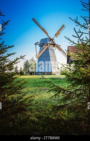 Die hölzerne Windmühle im alten Dorf. Stockfoto