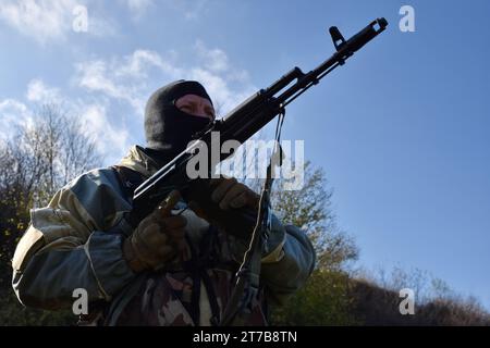 Zaporischzhia, Ukraine. November 2023. Der ukrainische Infanterist trainiert mit einem Militärlehrer, um die Kampfkünste in Zaporischzhia zu verbessern. Die ukrainische Regierung sucht nach Wegen, um ihr Volk für den Militärdienst angenehmer zu machen. Das Ministerium für digitale Transformation hat ein Pilotprojekt zur intelligenten Mobilisierung entwickelt, das es den Ukrainern ermöglicht, selbst nach militärischen Rollen zu suchen. Nach Angaben des Verteidigungsministeriums wird die Ukraine einen auf Menschen ausgerichteten Ansatz anwenden, um ein wirksames System für die Rekrutierung von professionellem und motiviertem Personal für die Streitkräfte zu entwickeln. Das ministerium hat es auch getan Stockfoto