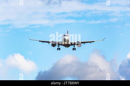 Swiss International Airlines ein Airbus A220-100 von Swiss International Airlines befindet sich im Landeanflug auf den Flughafen Zürich. Registrierung HB-JBB. Zürich, Schweiz, 02.10.2022 *** Swiss International Airlines ein Airbus A220 100 der Swiss International Airlines nähert sich dem Flughafen Zürich Registrierung HB JBB Zürich, Schweiz, 02 10 2022 Credit: Imago/Alamy Live News Stockfoto