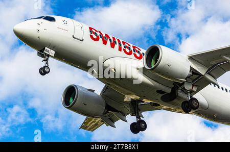 Swiss International Airlines ein Airbus A220-100 von Swiss International Airlines befindet sich im Landeanflug auf den Flughafen Zürich. Registrierung HB-JBB. Zürich, Schweiz, 02.10.2022 *** Swiss International Airlines ein Airbus A220 100 der Swiss International Airlines nähert sich dem Flughafen Zürich Registrierung HB JBB Zürich, Schweiz, 02 10 2022 Credit: Imago/Alamy Live News Stockfoto