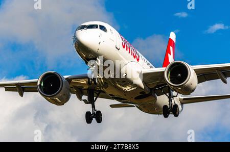 Swiss International Airlines ein Airbus A220-100 von Swiss International Airlines befindet sich im Landeanflug auf den Flughafen Zürich. Registrierung HB-JBB. Zürich, Schweiz, 02.10.2022 *** Swiss International Airlines ein Airbus A220 100 der Swiss International Airlines nähert sich dem Flughafen Zürich Registrierung HB JBB Zürich, Schweiz, 02 10 2022 Credit: Imago/Alamy Live News Stockfoto