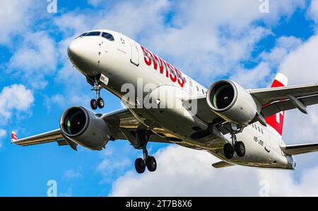 Swiss International Airlines ein Airbus A220-100 von Swiss International Airlines befindet sich im Landeanflug auf den Flughafen Zürich. Registrierung HB-JBB. Zürich, Schweiz, 02.10.2022 *** Swiss International Airlines ein Airbus A220 100 der Swiss International Airlines nähert sich dem Flughafen Zürich Registrierung HB JBB Zürich, Schweiz, 02 10 2022 Credit: Imago/Alamy Live News Stockfoto