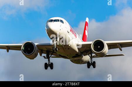 Swiss International Airlines ein Airbus A220-100 von Swiss International Airlines befindet sich im Landeanflug auf den Flughafen Zürich. Registrierung HB-JBB. Zürich, Schweiz, 02.10.2022 *** Swiss International Airlines ein Airbus A220 100 der Swiss International Airlines nähert sich dem Flughafen Zürich Registrierung HB JBB Zürich, Schweiz, 02 10 2022 Credit: Imago/Alamy Live News Stockfoto