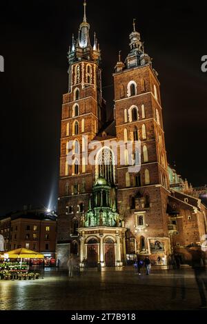 Die Kirche unserer Lieben Frau in den Himmel ist eine im 14. Jahrhundert neu erbaute gotische Backsteinkirche neben dem Hauptmarkt in Krakau, Polen. Stockfoto