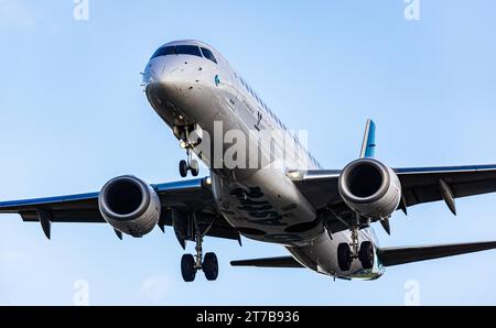 Gestair ein Embraer 190LR der italienischen Fluggesellschaft Air Dolomiti befindet sich im Landeanflug auf den Flughafen Zürich. Registrierung I-ADJO. Zürich, Schweiz, 02.10.2022 *** Gestair an Embraer 190LR der italienischen Fluggesellschaft Air Dolomiti nähert sich Zürich Airport Registration I ADJO Zürich, Schweiz, 02 10 2022 Credit: Imago/Alamy Live News Stockfoto