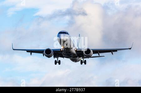 Gestair ein Embraer 190LR der italienischen Fluggesellschaft Air Dolomiti befindet sich im Landeanflug auf den Flughafen Zürich. Registrierung I-ADJO. Zürich, Schweiz, 02.10.2022 *** Gestair an Embraer 190LR der italienischen Fluggesellschaft Air Dolomiti nähert sich Zürich Airport Registration I ADJO Zürich, Schweiz, 02 10 2022 Credit: Imago/Alamy Live News Stockfoto