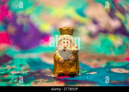 Der Weise Mann Melchior in handgemalter Tonfigur mit buntem und unscharfem Hintergrund Stockfoto