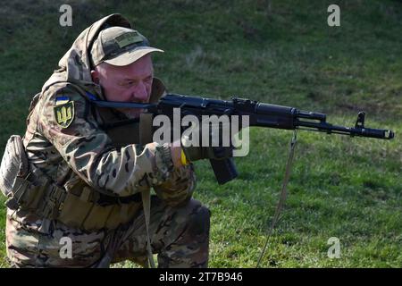 Zaporischzhia, Ukraine. November 2023. Der ukrainische Infanterist trainiert mit einem Militärlehrer, um die Kampfkünste in Zaporischzhia zu verbessern. Die ukrainische Regierung sucht nach Wegen, um ihr Volk für den Militärdienst angenehmer zu machen. Das Ministerium für digitale Transformation hat ein Pilotprojekt zur intelligenten Mobilisierung entwickelt, das es den Ukrainern ermöglicht, selbst nach militärischen Rollen zu suchen. Nach Angaben des Verteidigungsministeriums wird die Ukraine einen auf Menschen ausgerichteten Ansatz anwenden, um ein wirksames System für die Rekrutierung von professionellem und motiviertem Personal für die Streitkräfte zu entwickeln. Das ministerium hat es auch getan Stockfoto