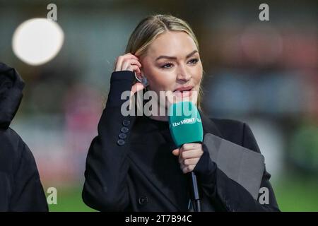 Horsham, Großbritannien. November 2023. Laura Woods ITV-Moderatorin während des 1. Runde Wiederspielspielspiels Horsham FC gegen Barnsley FC Emirates FA Cup im Camping World Community Stadium, Horsham, England, Großbritannien am 14. November 2023 Credit: Every Second Media/Alamy Live News Stockfoto