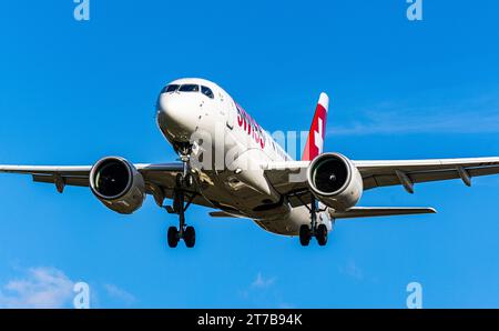 Swiss International Airlines ein Airbus A220-100 von Swiss International Airlines ist im Landeanflug auf die Landebahn 28 des Flughafens Zürich. Registrierung HB-JBH. Zürich, Schweiz, 02.10.2022 *** Swiss International Airlines ein Airbus A220 100 der Swiss International Airlines nähert sich der Start- und Landebahn 28 am Flughafen Zürich Anmeldung HB JBH Zürich, Schweiz, 02 10 2022 Credit: Imago/Alamy Live News Stockfoto