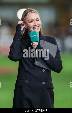 Horsham, Großbritannien. November 2023. Laura Woods ITV-Moderatorin während des 1. Runde Wiederspielspielspiels Horsham FC gegen Barnsley FC Emirates FA Cup im Camping World Community Stadium, Horsham, England, Großbritannien am 14. November 2023 Credit: Every Second Media/Alamy Live News Stockfoto