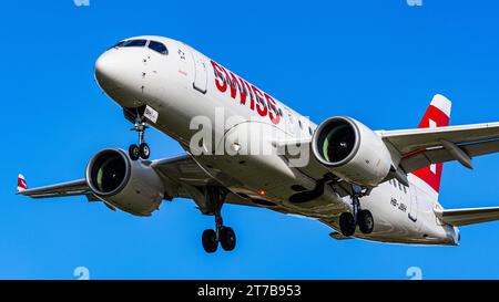 Swiss International Airlines ein Airbus A220-100 von Swiss International Airlines ist im Landeanflug auf die Landebahn 28 des Flughafens Zürich. Registrierung HB-JBH. Zürich, Schweiz, 02.10.2022 *** Swiss International Airlines ein Airbus A220 100 der Swiss International Airlines nähert sich der Start- und Landebahn 28 am Flughafen Zürich Anmeldung HB JBH Zürich, Schweiz, 02 10 2022 Credit: Imago/Alamy Live News Stockfoto