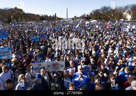 Washington, Vereinigte Staaten. November 2023. Demonstranten treffen sich in der National Mall in Washington DC während einer Veranstaltung zur Unterstützung des Staates Israel und gegen Antisemitismus am Dienstag, den 14. November 2023. Quelle: Aaron Schwartz/CNP/dpa/Alamy Live News Stockfoto