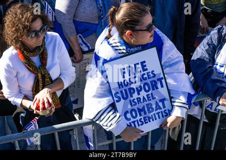 Washington, Vereinigte Staaten. November 2023. Demonstranten treffen sich in der National Mall in Washington DC während einer Veranstaltung zur Unterstützung des Staates Israel und gegen Antisemitismus am Dienstag, den 14. November 2023. Quelle: Aaron Schwartz/CNP/dpa/Alamy Live News Stockfoto