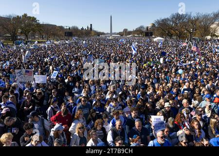 Washington, Vereinigte Staaten. November 2023. Demonstranten treffen sich in der National Mall in Washington DC während einer Veranstaltung zur Unterstützung des Staates Israel und gegen Antisemitismus am Dienstag, den 14. November 2023. Quelle: Aaron Schwartz/CNP/dpa/Alamy Live News Stockfoto