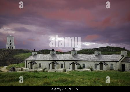 Die sogenannten Pilot’s Cottages auf Llanddwyn Island in Nordwales wurden vor 1830 für die Leuchtturmwärter, Piloten und Rettungsboote gebaut. Stockfoto