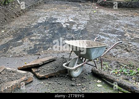 Garten-Landschaftsbau ein Garten- und Landschaftsbaubetrieb bereitet eine Fläche für den Bau einer Zufahrt vor. Es finden Erdbewegungen statt. *** Garten Landschaftsbau Ein Garten- und Landschaftsbau-Unternehmen bereitet einen Bereich für den Bau einer Zufahrtsstraße vor. Earthmoving findet statt Credit: Imago/Alamy Live News Stockfoto