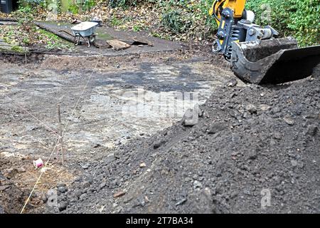 Garten-Landschaftsbau ein Garten- und Landschaftsbaubetrieb bereitet eine Fläche für den Bau einer Zufahrt vor. Es finden Erdbewegungen statt. *** Garten Landschaftsbau Ein Garten- und Landschaftsbau-Unternehmen bereitet einen Bereich für den Bau einer Zufahrtsstraße vor. Earthmoving findet statt Credit: Imago/Alamy Live News Stockfoto