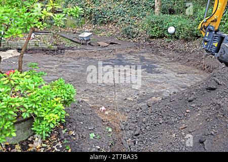 Garten-Landschaftsbau ein Garten- und Landschaftsbaubetrieb bereitet eine Fläche für den Bau einer Zufahrt vor. Es finden Erdbewegungen statt. *** Garten Landschaftsbau Ein Garten- und Landschaftsbau-Unternehmen bereitet einen Bereich für den Bau einer Zufahrtsstraße vor. Earthmoving findet statt Credit: Imago/Alamy Live News Stockfoto