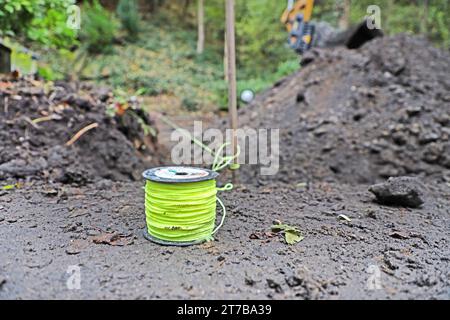 Garten-Landschaftsbau ein Garten- und Landschaftsbaubetrieb bereitet eine Fläche für den Bau einer Zufahrt vor. Es finden Erdbewegungen statt. *** Garten Landschaftsbau Ein Garten- und Landschaftsbau-Unternehmen bereitet einen Bereich für den Bau einer Zufahrtsstraße vor. Earthmoving findet statt Credit: Imago/Alamy Live News Stockfoto