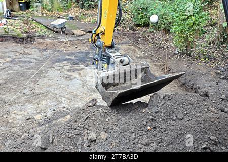 Garten-Landschaftsbau ein Garten- und Landschaftsbaubetrieb bereitet eine Fläche für den Bau einer Zufahrt vor. Es finden Erdbewegungen statt. *** Garten Landschaftsbau Ein Garten- und Landschaftsbau-Unternehmen bereitet einen Bereich für den Bau einer Zufahrtsstraße vor. Earthmoving findet statt Credit: Imago/Alamy Live News Stockfoto