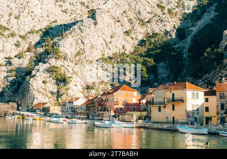 Wunderschöner Blick auf die Stadt Omis in Dalmatien, Kroatien. Stockfoto