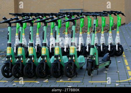 Berlin, Deutschland. November 2023. 13.11.2023, Berlin. E-Scooter parken ordentlich hintereinander auf einem speziell dafür vorgesehenen Parkplatz an der Freien Universität (FU) in Dahlem. Kredit: Wolfram Steinberg/dpa Kredit: Wolfram Steinberg/dpa/Alamy Live News Stockfoto