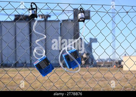 TUSTIN, KALIFORNIEN - 13. November 2023: Luftkeimsammler hängen am Zaun um die Tustin MCAS Blimp Hangars, um die Luftqualität durch den Brand zu überwachen Stockfoto