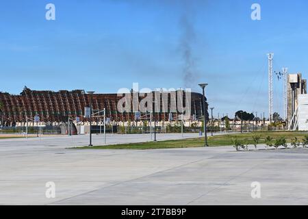 TUSTIN, KALIFORNIEN - 13. November 2023: Der Tustin USMCAS Blimp Hangar Fire aus der Legacy Magnet Academy, wegen schädlicher Luftqualität geschlossen. Stockfoto