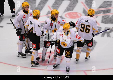 Trinec, Tschechische Republik. November 2023. Skelleftea AIK Spieler feiern beim Eröffnungsspiel HC Ocelari Trinec gegen Skelleftea AIK, gespielt in Trinec, Tschechien, am 14. November 2023. Quelle: Jaroslav Ozana/CTK Photo/Alamy Live News Stockfoto