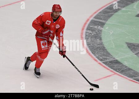 Trinec, Tschechische Republik. November 2023. Jakub Jerabek (Trinec) spielte am 14. November 2023 in Trinec, Tschechien, während des Eröffnungsspiels der Champions Hockey League HC Ocelari Trinec gegen Skelleftea AIK. Quelle: Jaroslav Ozana/CTK Photo/Alamy Live News Stockfoto