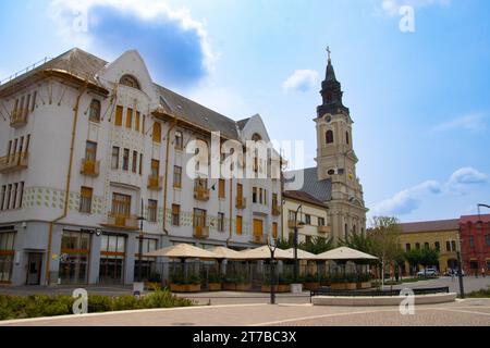 Die Mondkirche und der Moskovits and Sons Palace befinden sich auf dem Union Square in Oradea, County bihor, Rumänien Stockfoto