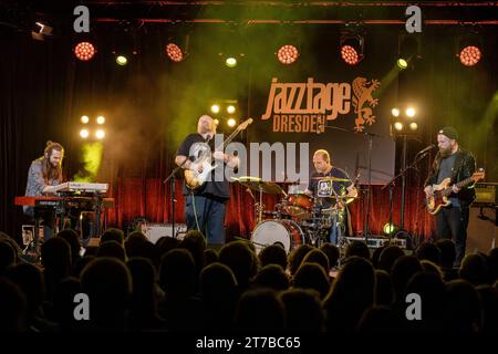 Auftritt von Andreas Kümmert Gitarre, Gesang mit dem Programm Working Class Hero in den Ostrastudios live im Rahmen der Jazztage Dresden. *** Auftritt von Andreas Kümmert Gitarre, Gesang mit dem Programm Working Class Hero in den Ostrastudios live im Rahmen der Jazztage Dresden Credit: Imago/Alamy Live News Stockfoto