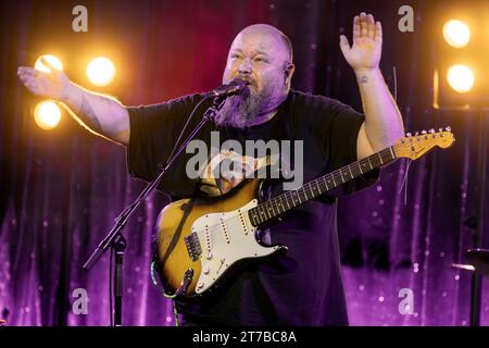 Auftritt von Andreas Kümmert Gitarre, Gesang mit dem Programm Working Class Hero in den Ostrastudios live im Rahmen der Jazztage Dresden. *** Auftritt von Andreas Kümmert Gitarre, Gesang mit dem Programm Working Class Hero in den Ostrastudios live im Rahmen der Jazztage Dresden Credit: Imago/Alamy Live News Stockfoto