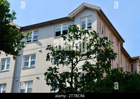 Blick auf einen älteren Apartmentblock in Sydney, Australien Stockfoto