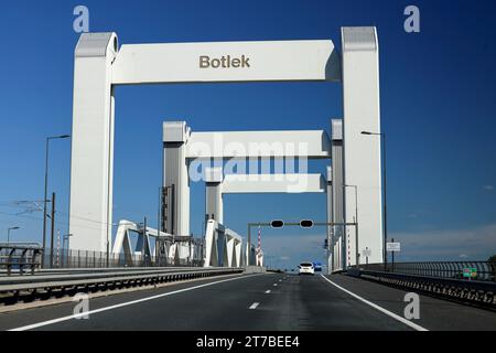 Botlekbrug Brücke über den Fluss Oude Maas im Hafen von Botlek am Hafen von Rotterdam Stockfoto