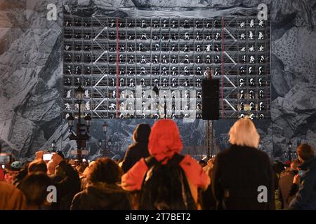 Frankreich. November 2023. Eine Aufführung findet am 12. November 2023 in der Pariser Oper auf Initiative des Künstlers JR in Paris statt. Der Choreograf Damien Jalet debütiert sein Stück CHIROPTERA, eine Aufführung von 153 Tänzern mit Amandine Albisson an der Pariser Oper. Die Aufführung umfasst Musik von Thomas Bangalter. (Foto: Lionel Urman/SIPA USA) Credit: SIPA USA/Alamy Live News Stockfoto