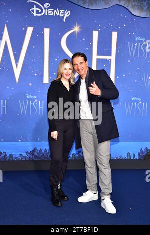 Deutschlandpremiere WISH in Berlin Andreas Elsholz mit Ehefrau Denise zich Ankunft, magische Deutschlandpremiere WISH in Berlin, blauer Teppich zum Animationsfilm von Walt Disney in Berlin, am 14.11.2023 *** Deutsche WISH Premiere in Berlin Andreas Elsholz mit Frau Denise zich Ankunft, magische Deutschlandpremiere von WISH in Berlin, blauer Teppich für den Zeichentrickfilm von Walt Disney in Berlin, am 14 11 2023 Photopress Mueller Credit: Imago/Alamy Live News Stockfoto