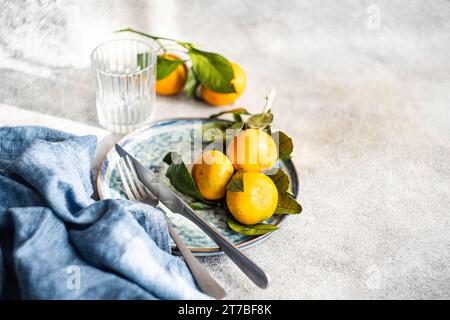 Nahaufnahme eines Ortes, der mit frisch gepflückten Satsumas dekoriert ist Stockfoto