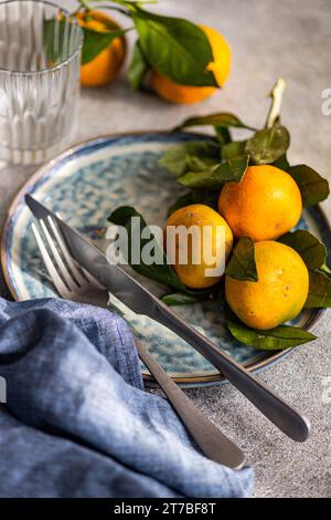 Nahaufnahme eines Ortes, der mit frisch gepflückten Satsumas dekoriert ist Stockfoto